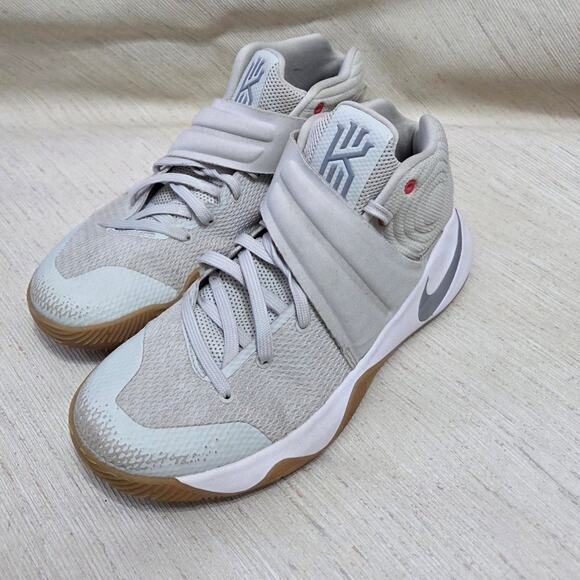 Nike women's JBY basketball shoes size 7.5, lace up and Velcro - Picture 3 of 8